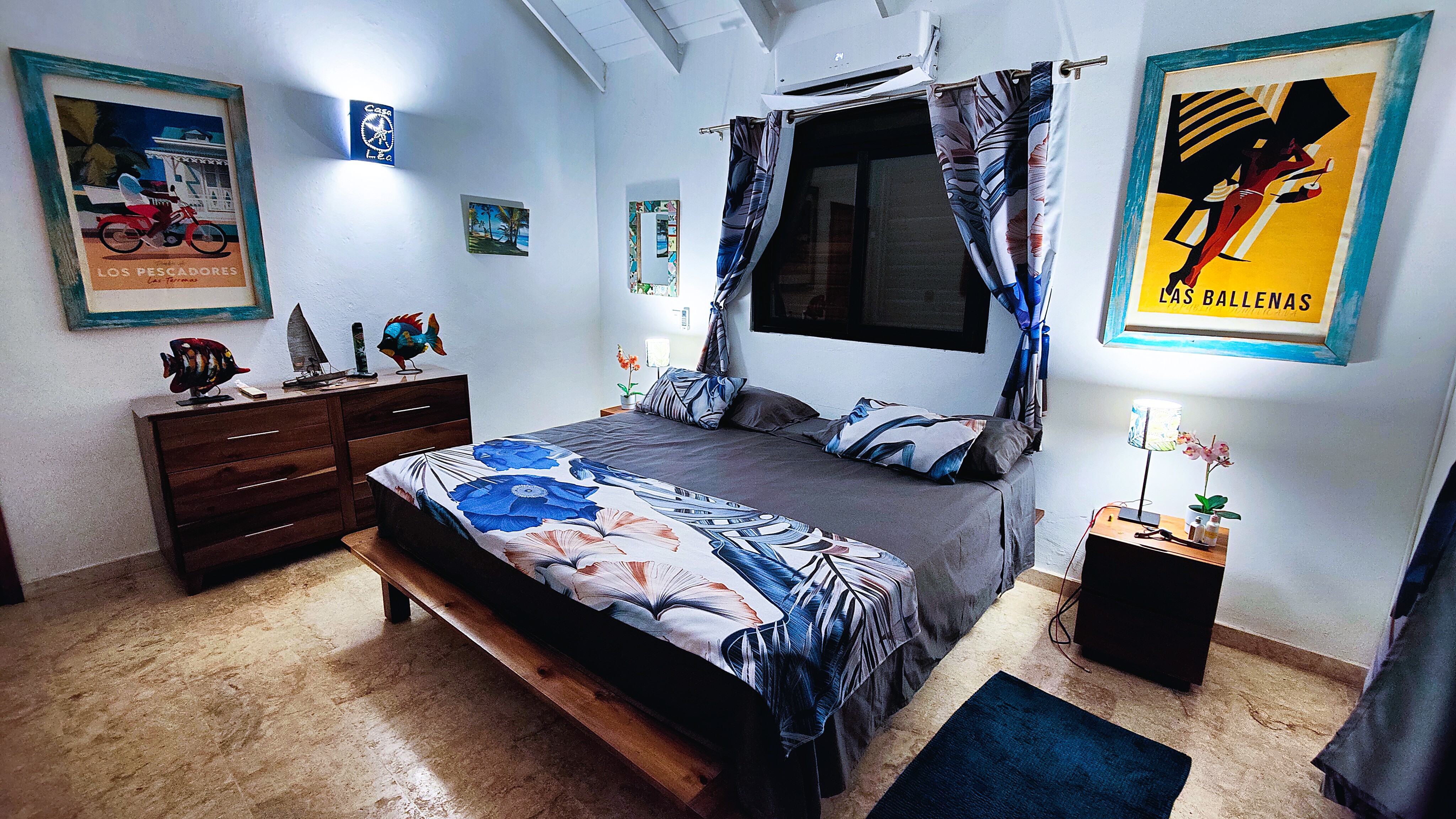 Chambre principale climatisée avec grand lit